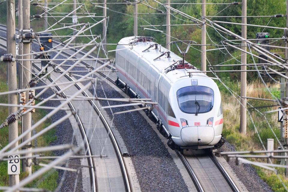 Saubere ICE und funktionierende Innenausstattung sollen Standard sein, sagt die Bahnchefin. Sie plant darüber hinaus aber noch weitere, grundlegende Veränderungen im Fernverkehr. (Archivbild) Julian Stratenschulte/dpa