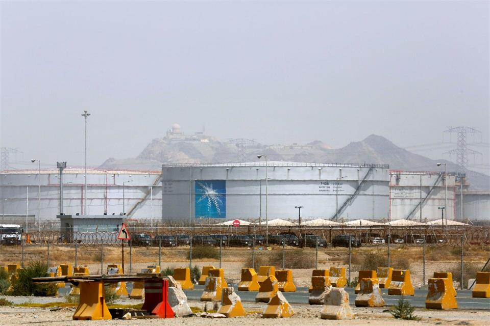 Saudi-Arabiens Ölfelder liegen vor allem im Osten, entsprechend wichtig ist der Exportweg über die Straße von Hormus. (Symbolbild)Amr Nabil/AP/dpa