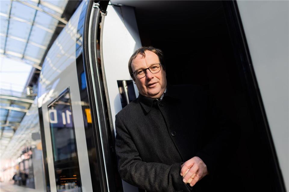 Sauer auf den Zustand der Bahn: NRW-Verkehrsminister Oliver Krischer (Grüne). (Archivbild)Rolf Vennenbernd/dpa