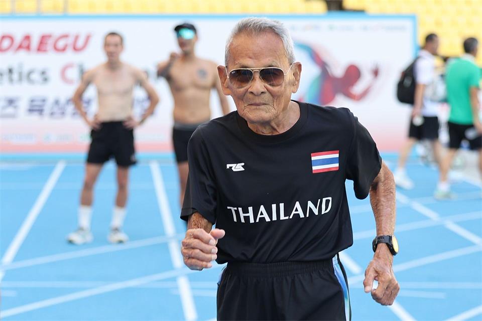 Sawang Janpram hält sich mit regelmäßigen Spaziergängen fit. Zudem treibt er mehrfach die Woche Sport.-/YNA/dpa