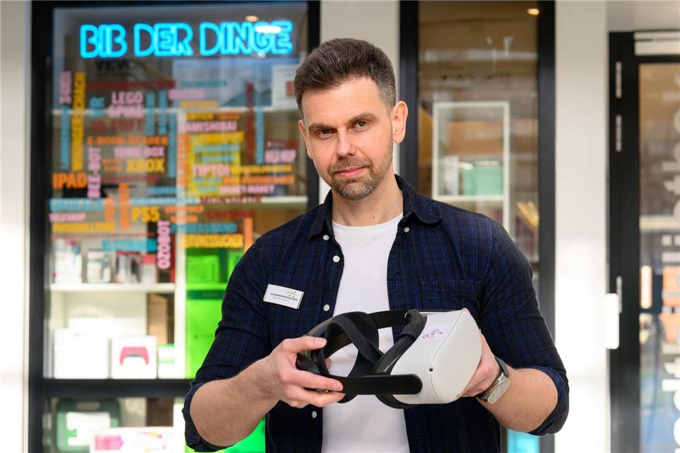 Saša Kovačević kommert sich in Achim um die Bibliothek der Dinge.Izabela Mittwollen/dpa