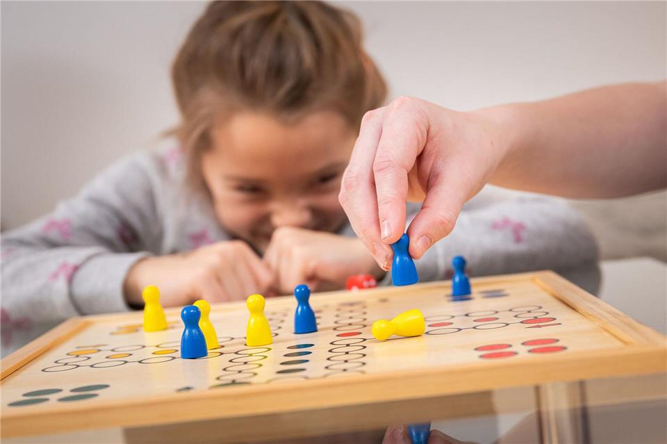 Schadenfreude, aber auch Frustration können beim „Mensch ärgere dich nicht“-Spiel hochkommen. Dabei kann man üben, Emotionen zu benennen, etwa: „Ich sehe, du bist wütend. Möchtest du erst mal durchatmen?“picture alliance / dpa-tmn