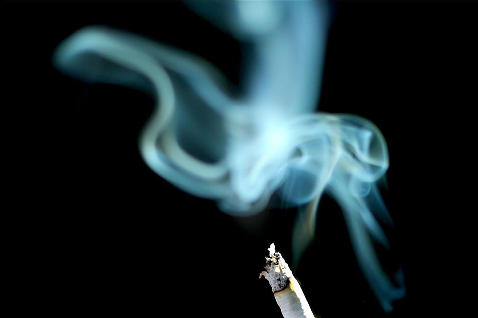 Schadstoffe in den Wänden: Nikotin und Teer aus dem Zigarettenrauch dringen tief in poröse Materialien wie Tapeten, Putz und Holz ein.Karl-Josef Hildenbrand/dpa/dpa-tmn