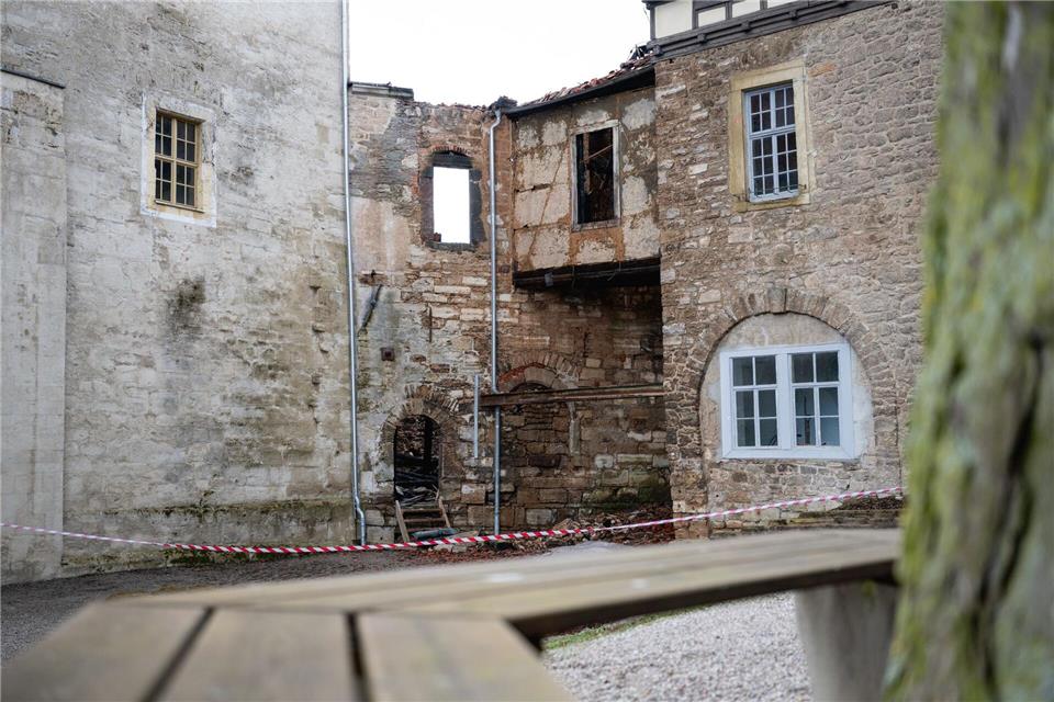 Schäden an der Runneburg nach dem Brand in der Nacht zum Donnerstag. Inzwischen läuft eine erste Spendensammlung zugunsten des Kulturdenkmals.Jacob Schröter/dpa