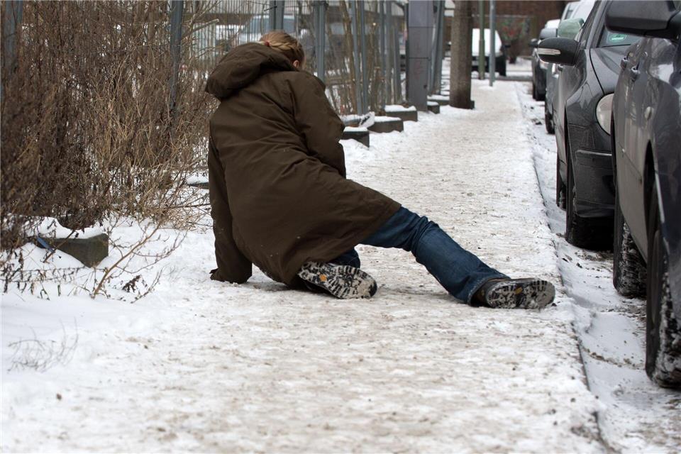 Schäden durch Stürze können zu Schmerzensgeld und Schadenersatz führen: Die Haftung liegt beim Verantwortlichen.Andrea Warnecke/dpa-tmn