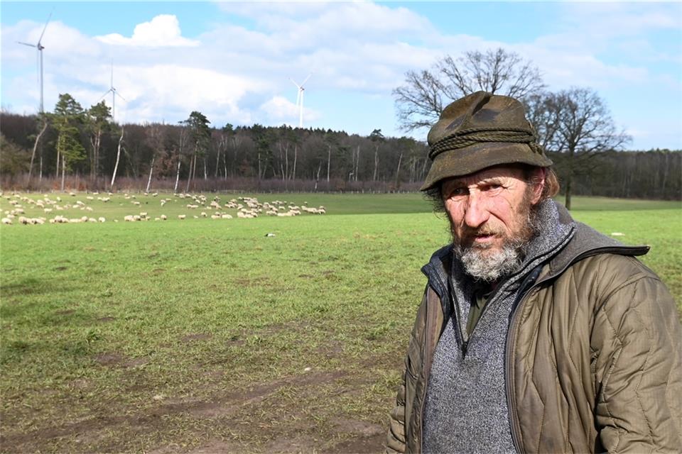 Schäfer Erwin Biedermann an der Weide, auf dem seine Schafe zum Zeitpunkt des Angriff standen.