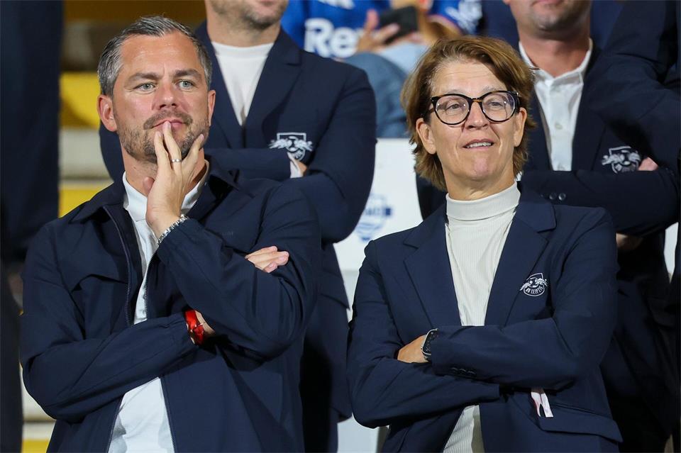 Schäfer (l) sprach dem Trainerteam sein Vertrauen aus. Jan Woitas/dpa