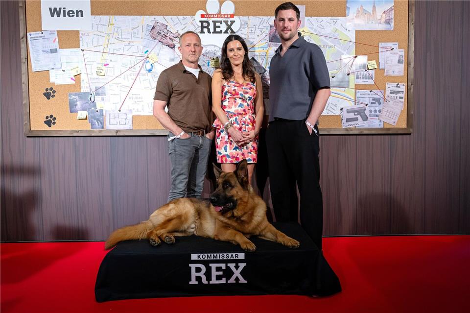 Schäferhund und Schauspielstars - von links nach rechts: Maximilian Brückner, Doris Golpashin und Ferdinand Seebacher aus der Serie „Kommissar Rex“. (Archivbild)Sven Hoppe/dpa