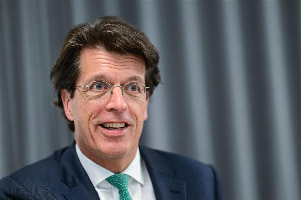 Schaeffler-Vorstandschef Klaus Rosenfeld muss bei der Jahresbilanz seines Unternehmens erneut rote Zahlen verkünden (Archivbild). Sebastian Christoph Gollnow/dpa