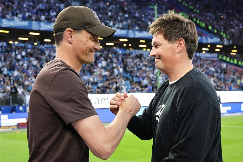 Schätzen sich: FC St. Paulis Cheftrainer Alexander Blessin (l) und sein HSV-Kollege Merlin Polzin. (Archivbild)Christian Charisius/dpa