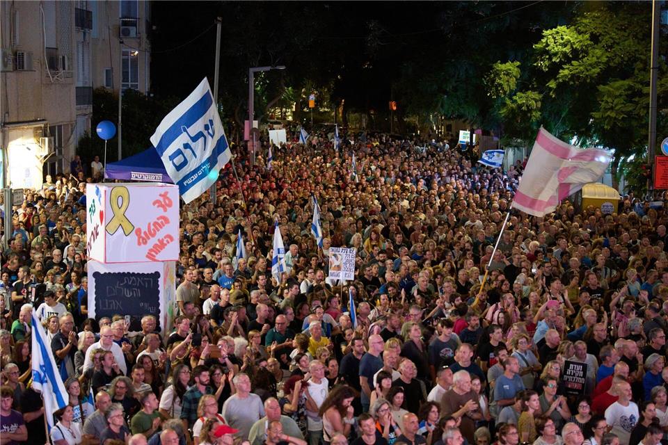 Ermordung Rabins 1995: Zehntausende gedenken in Tel Aviv Schätzungen zufolge beteiligten sich etwa 150.000 Menschen an der Gedenkveranstaltung für den 1995 ermordeten damaligen israelischen Regierungschef Izchak Rabin.Ariel Schalit/AP/dpa