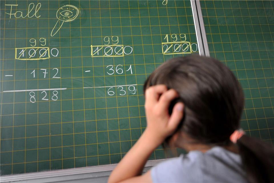 Schätzungen zufolge hat pro Klasse ein Schüler eine Rechenschwäche. (Symbolbild)Frank Leonhardt/dpa