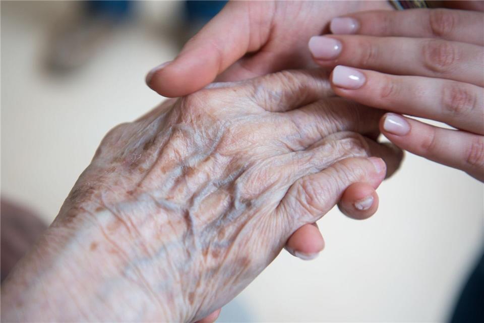 Schätzungen zufolge leiden rund 1,2 Millionen Menschen in Deutschen an Alzheimer (Symbolbild).Christophe Gateau/dpa