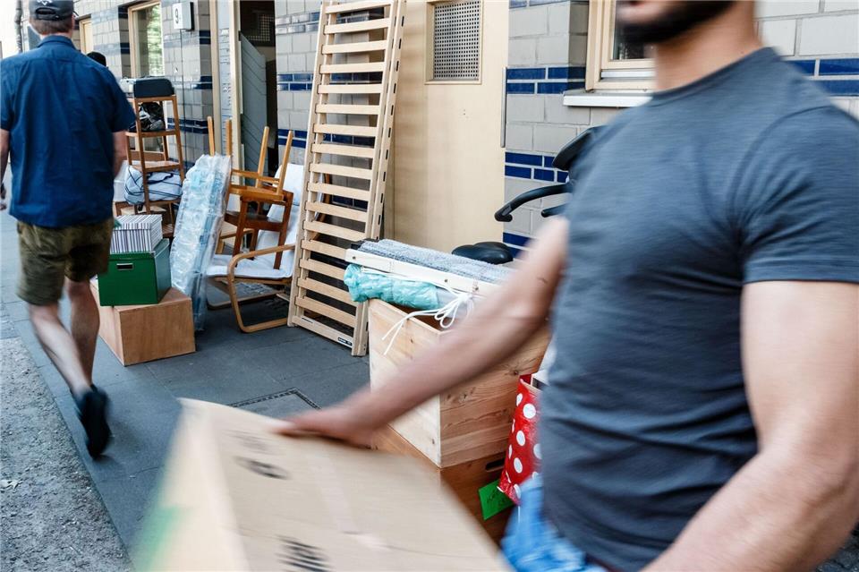 Schaffe ich das allein? Bei der Umzugsplanung ist eines wichtig: sich und sein Umfeld nicht zu überschätzen. picture alliance / dpa Themendienst