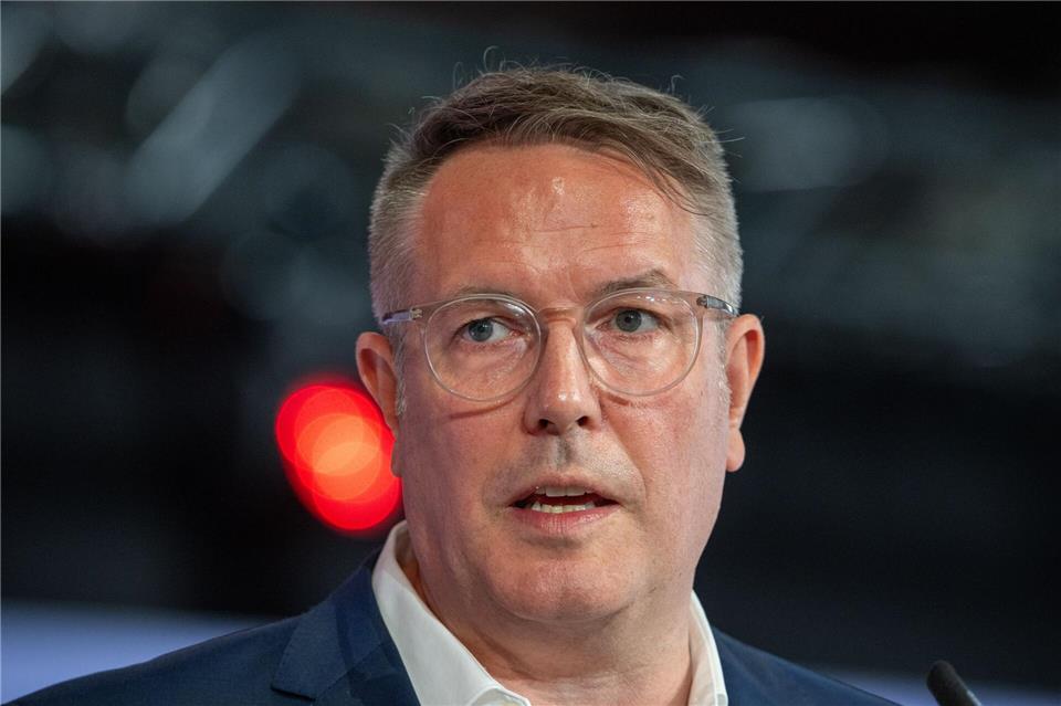 Quo vadis Rheinland-Pfalz? Viele Wähler unentschlossen Schafft es Alexander Schweitzer, die SPD in Rheinland-Pfalz an der Macht zu halten? (Archivfoto)Harald Tittel/dpa