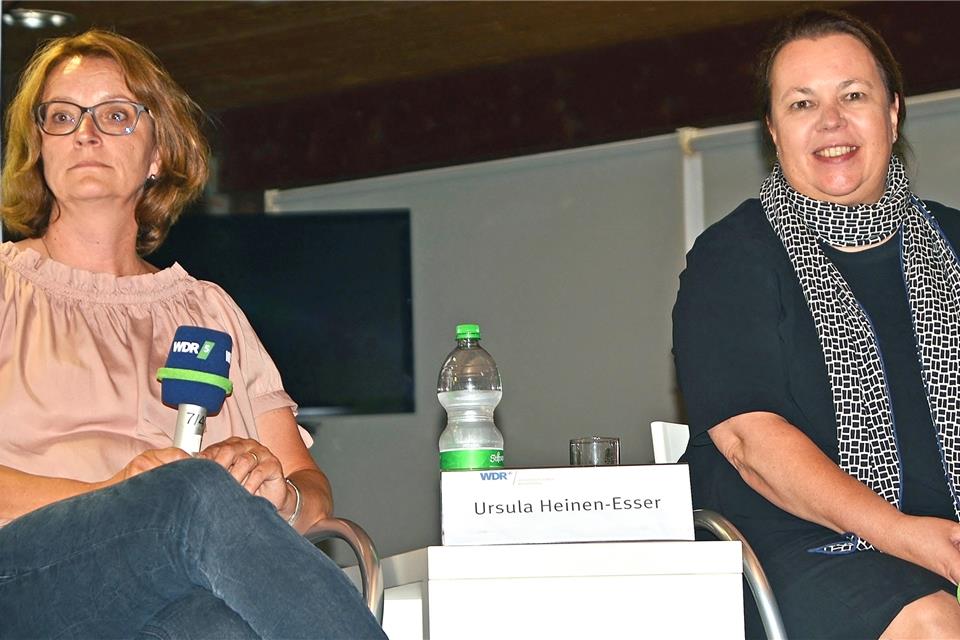 Schafzüchterin Christiane Rittmann (links) und NRW-Umweltministerin Ursula Heinen-Esser nahmen an der Podiumsdiskussion in Gahlen teil. 