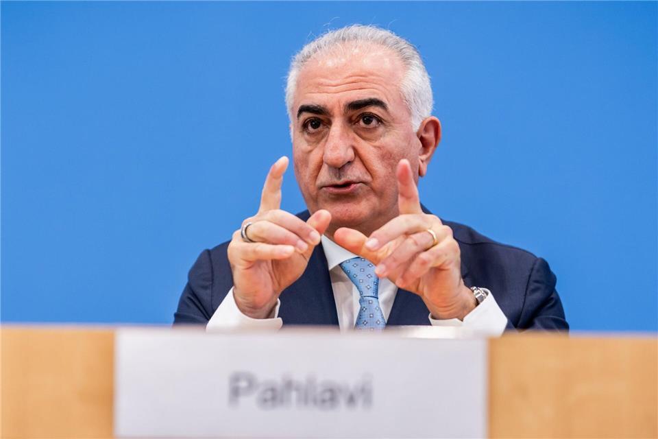 Schah-Sohn Reza Pahlavi fordert Deutschland auf, einen grundlegenden Wandel im Iran zu unterstützen.Michael Kappeler/dpa