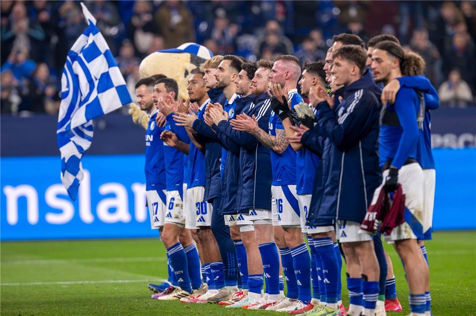 Schalke 04 jubelt nach dem Sieg gegen Nürnberg.David Inderlied/dpa