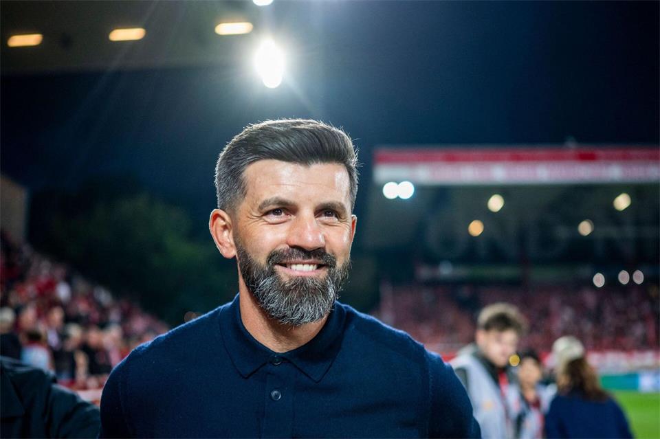 Schalke-Coach Muslic freut sich auf das erste Saisonspiel an einem Samstag-Nachmittag. (Archiv)Julius Frick/dpa