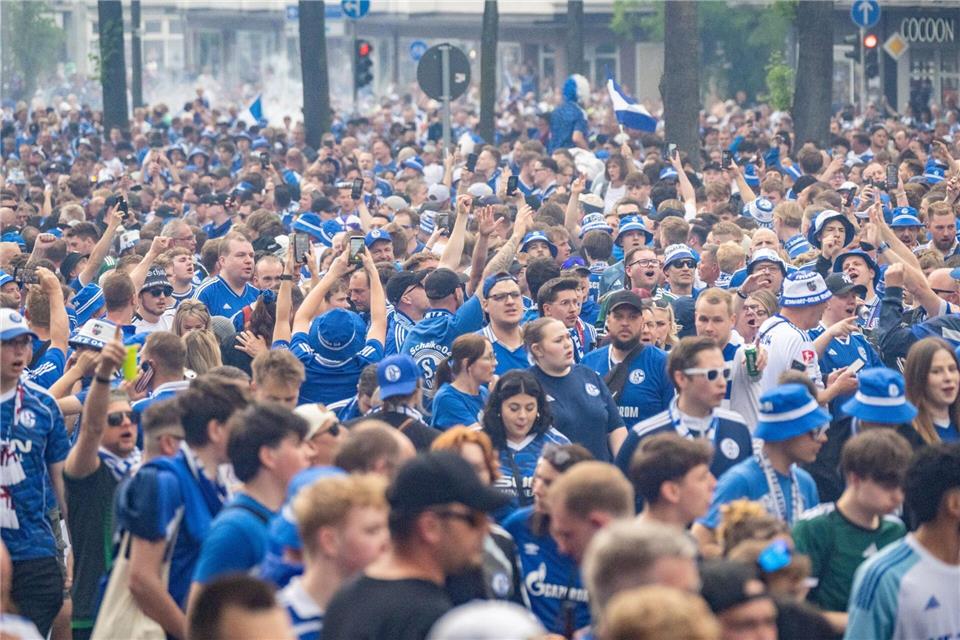 Schalke-Fanmarsch zum StadionBenjamin Westhoff/dpa