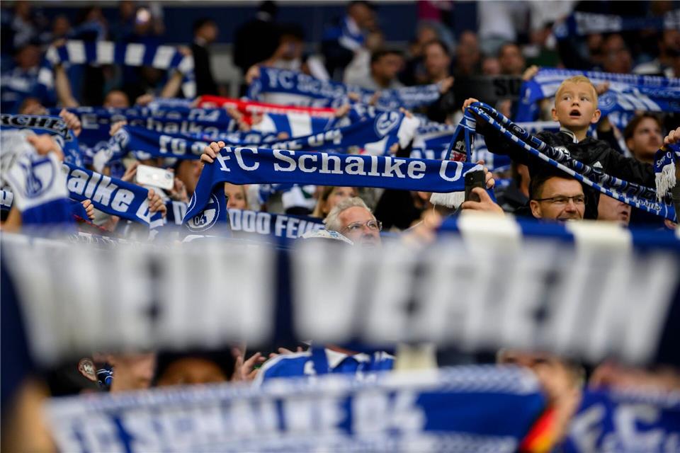 Schalke-Fans auf Europa-Tour. (Archivbild)Anke Waelischmiller/dpa