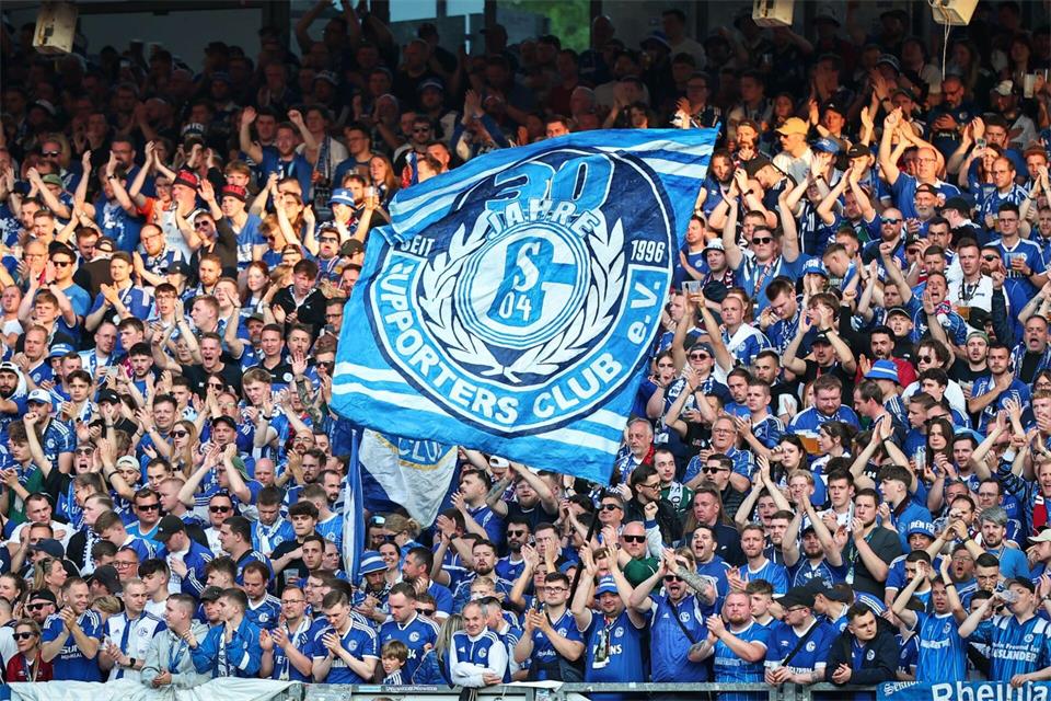 Schalke-Fans bei einem Fußballspiel - gut möglich, dass auch einige von ihnen schalke04 als Passwort auserkoren haben. Daniel Karmann/dpa