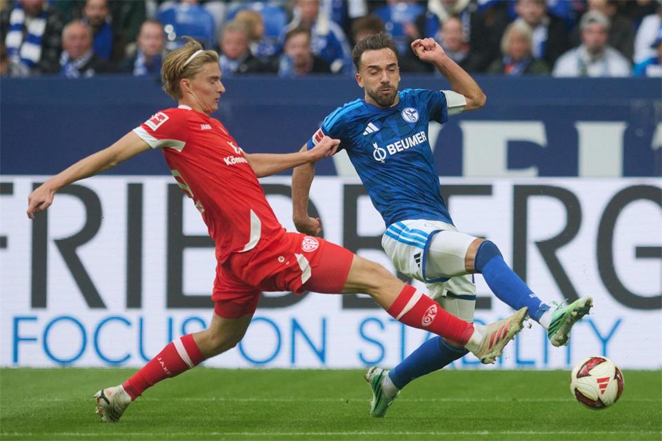 Schalke-Kapitän Kenan Karaman fand nach dem 0:1 gegen Mainz deutliche Worte.Bernd Thissen/dpa