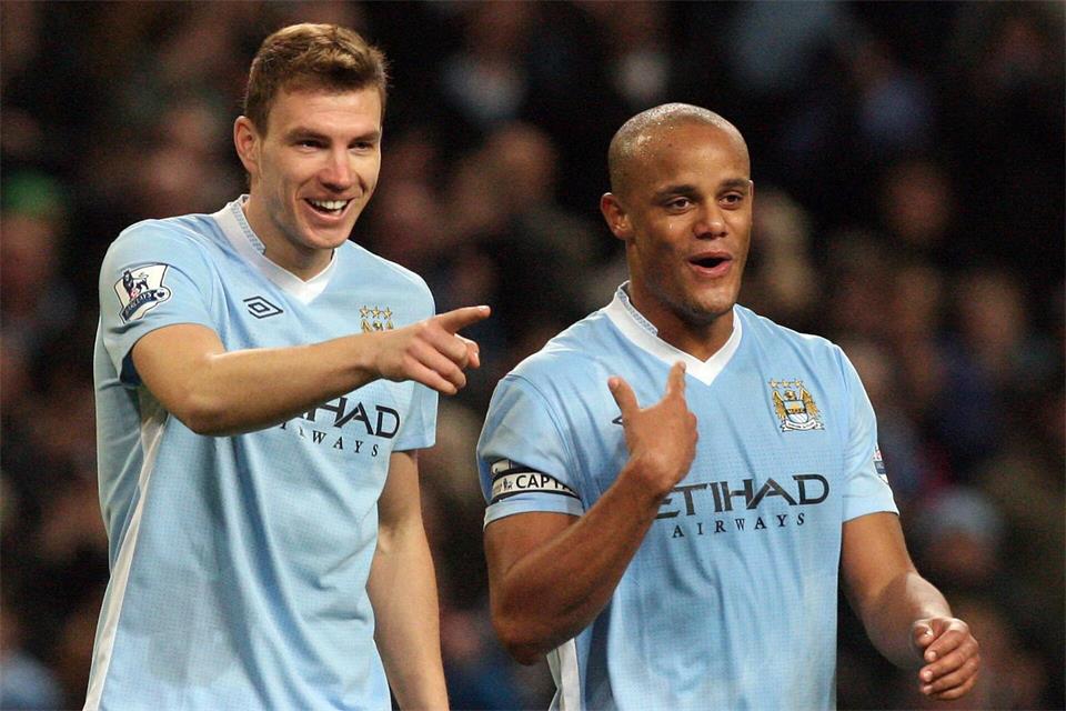 Schalke-Routiner Edin Dzeko (l) und Bayern-Coach Vincent Kompany waren bei Manchester City einst Mitspieler. (Archivbild) picture alliance / dpa