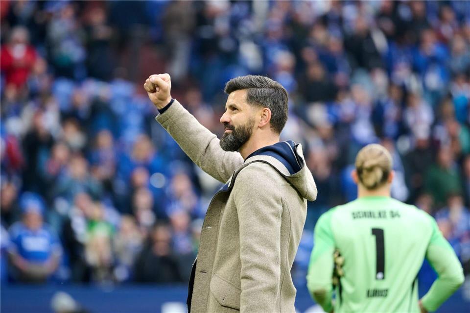 Schalke-Trainer Miron Muslic geht mit seinem Team selbstbewusst ins Topspiel gegen Paderborn. (Archivfoto)Bernd Thissen/dpa