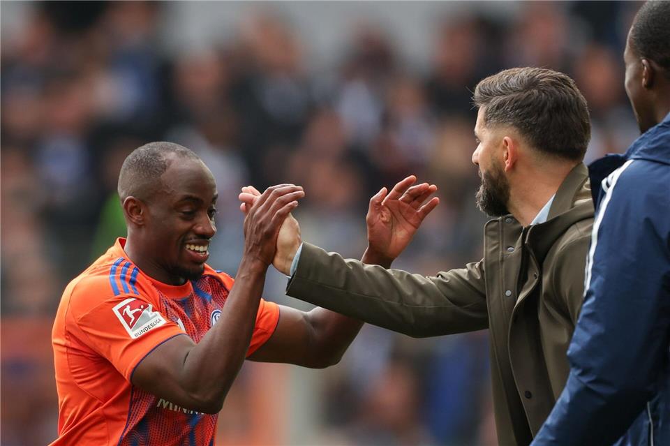 Schalke-Trainer Miron Muslic (r) muss zunächst auf Christopher Antwi-Adjei (l) verzichten. (Archivbild)Friso Gentsch/dpa