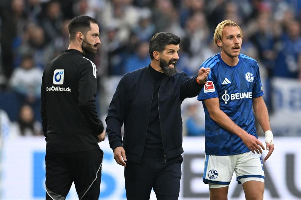 Schalke Trainer Miron Muslic will Schalke offensiv mehr Beine machen. Fabian Strauch/dpa