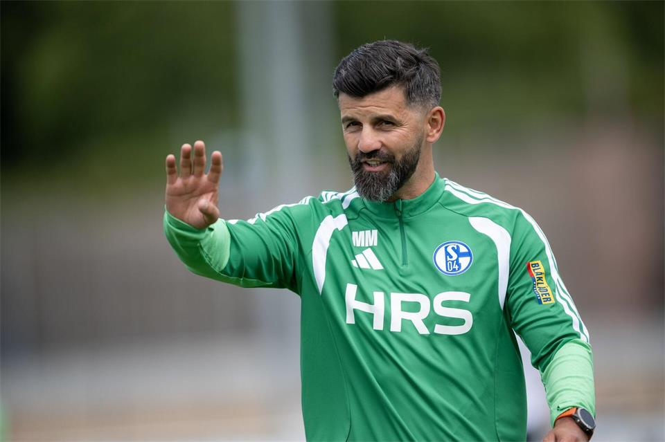 Schalke-Trainer Muslic hat über das Personal vor dem DFB-Pokal gesprochen. (Archivbild)Fabian Strauch/dpa
