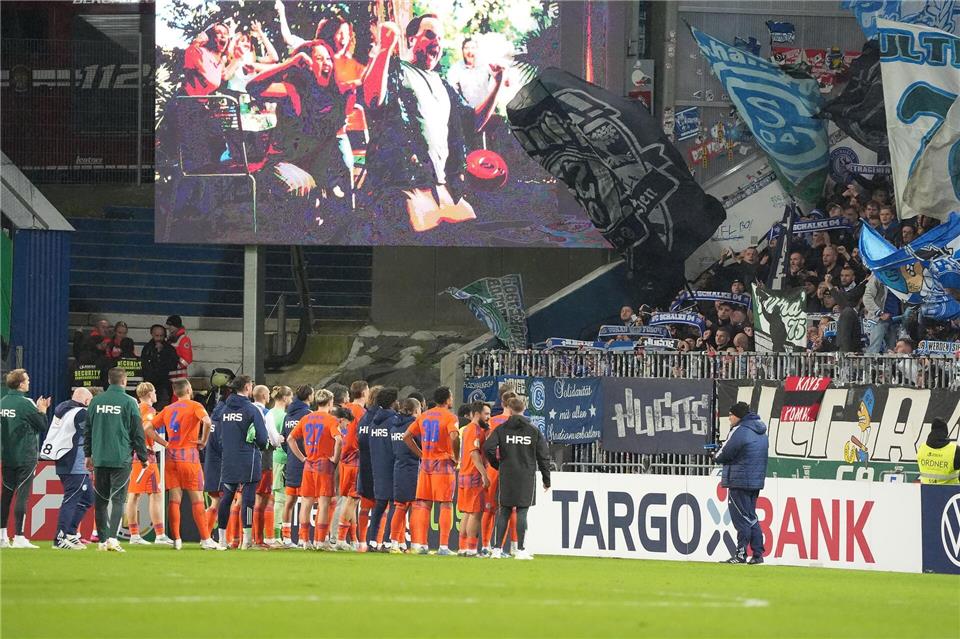 Schalke will aus Pokal-Aus lernen: „Ausrutscher“ als Chance?  Schalke blickt nach dem Aus im Pokal schon auf das nächste Spiel in der Liga. Marc Schüler/dpa