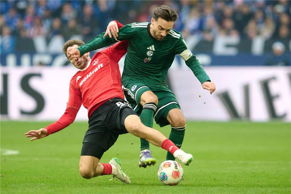 Schalke diesmal in Grün statt Königsblau.Bernd Thissen/dpa