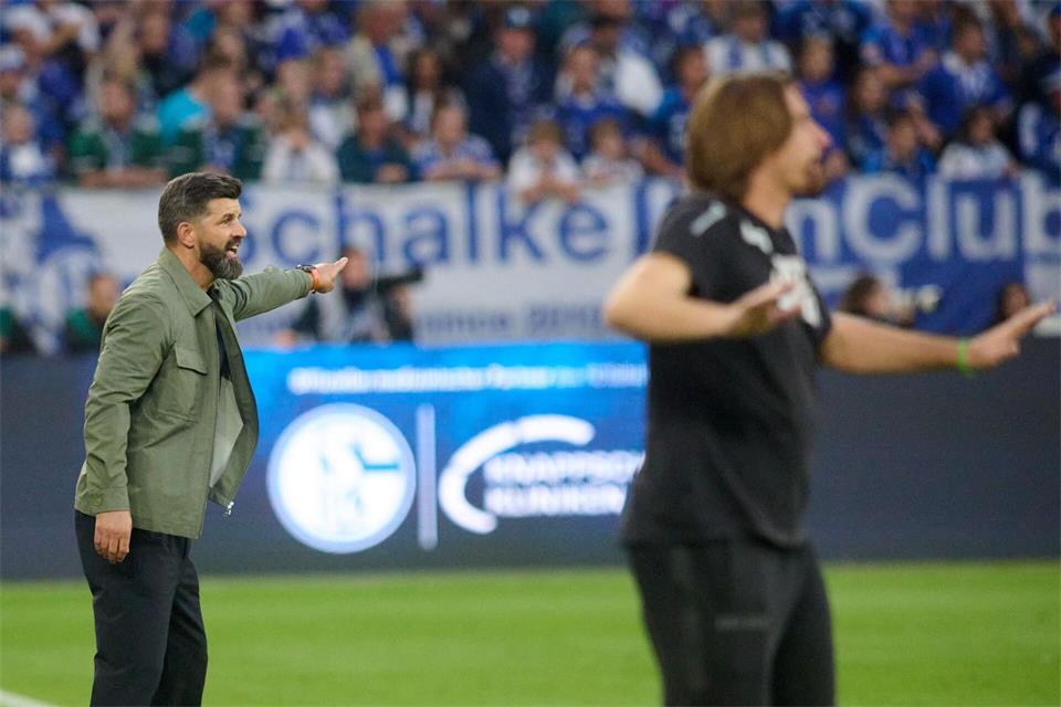 Schalke setzt viel von dem um, was sich Miron Muslic (l) wünscht.Bernd Thissen/dpa