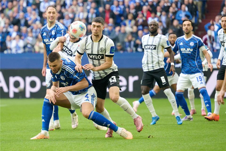 Schalke siegt in Unterzahl in Elversberg.Bernd Thissen/dpa