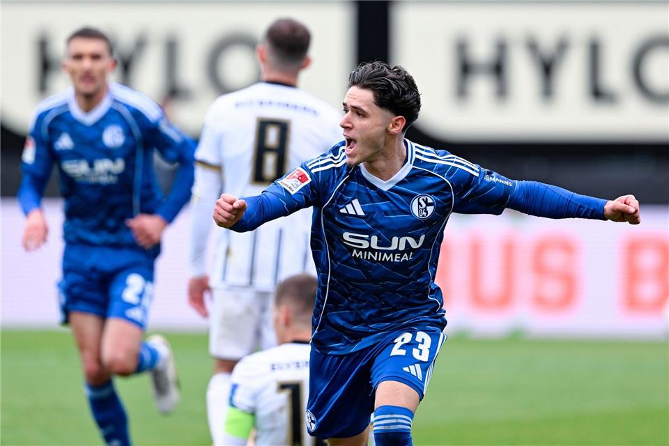 Schalke siegt in Unterzahl in Elversberg.Uwe Anspach/dpa