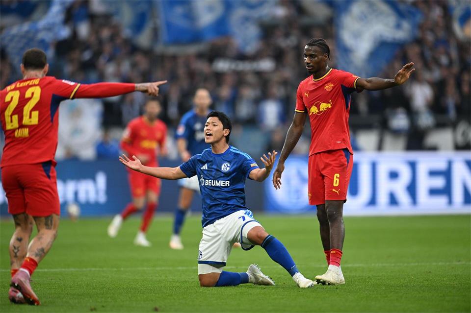 Schalke spielte zunächst mutig, musste dann aber immer wieder Rückschläge hinnehmen. Fabian Strauch/dpa