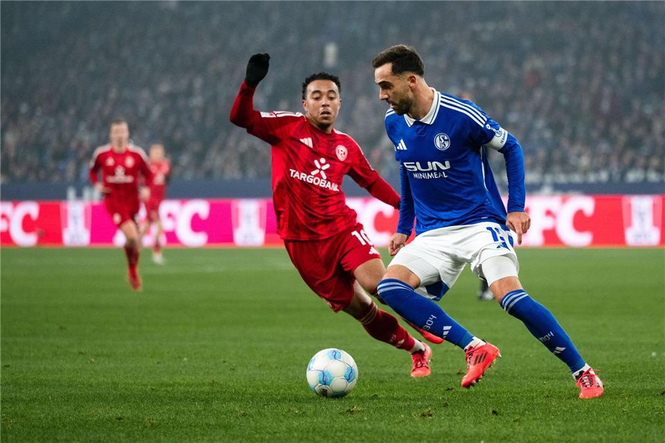 Packendes West-Duell: Schalke spielt 1:1 gegen Düsseldorf Schalke und Düsseldorf lieferten sich viele packende Zweikämpfe.Marius Becker/dpa