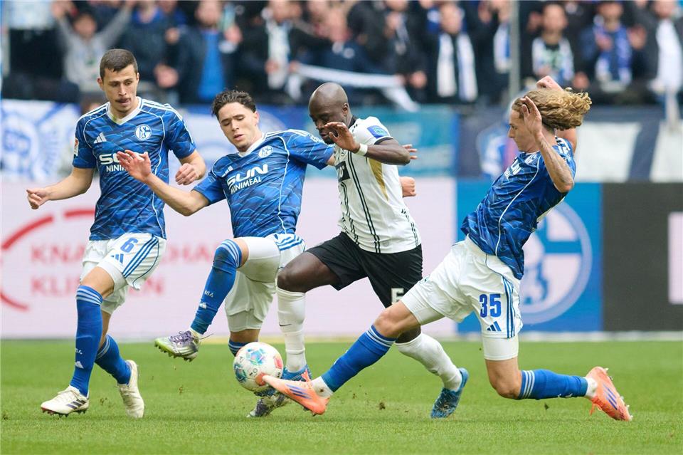 Schalke und Elversberg lieferten sich enge Zweikämpfe.Bernd Thissen/dpa