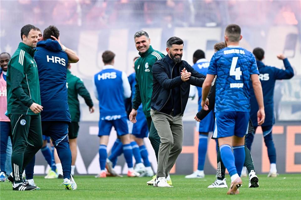 Schalker Freude: Trainer Miron Muslic (m) jubelt mit seine Spielern über den Sieg.Uwe Anspach/dpa