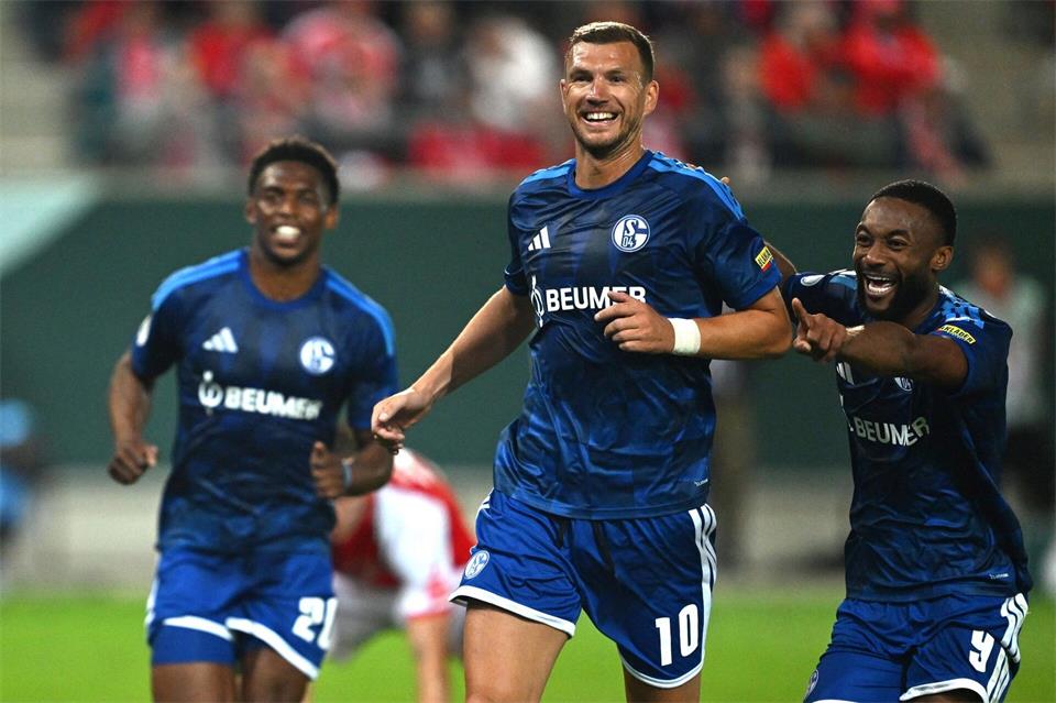 Schalker Torschützen: Junior Adamu (l), Edin Dzeko (M) und Moussa Sylla.Hendrik Schmidt/dpa