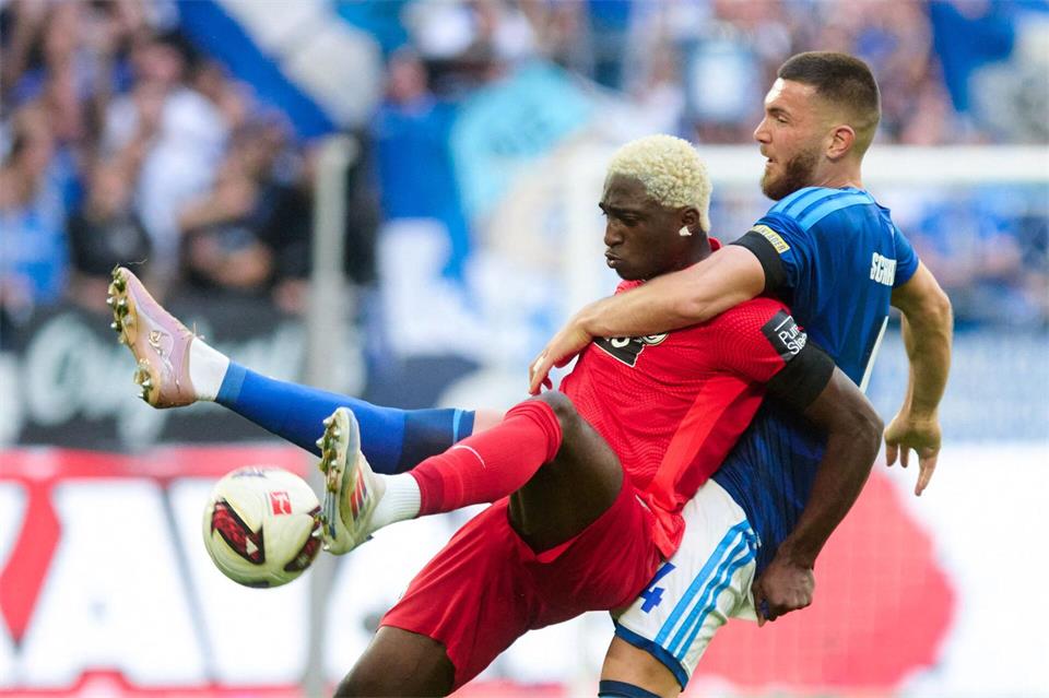 Schalker und Elversberger lieferten sich viele enge Duelle.Bernd Thissen/dpa