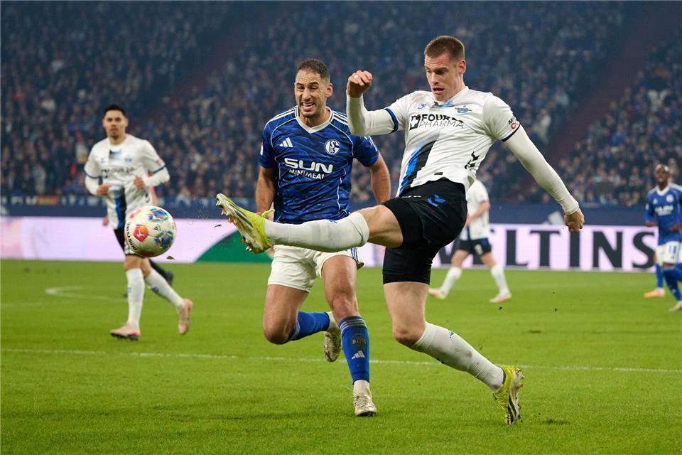 Schalker und Paderborner lieferten sich enge Duelle.Bernd Thissen/dpa