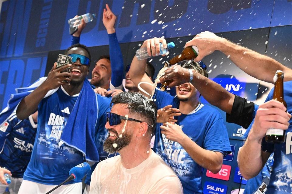 Schalkes Bundesliga-Aufstieg ist noch einmal im Kino als Doku zu sehen. (Archiv)Bernd Thissen/dpa