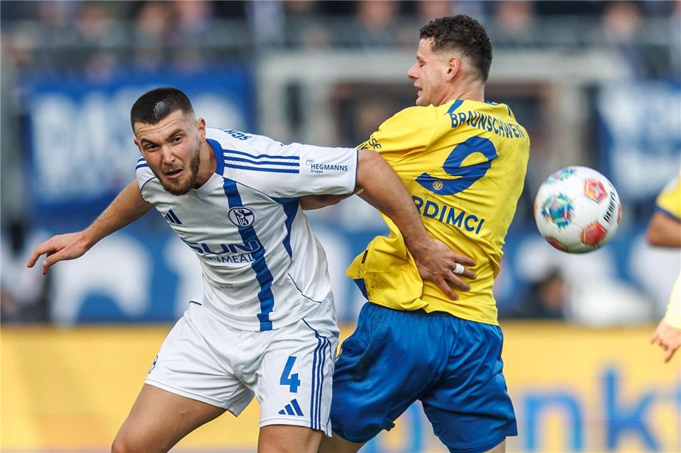 Schalkes Hasan Kurucay (l) im Zweikampf mit dem Braunschweiger Erencan Yardimci.Andreas Gora/dpa
