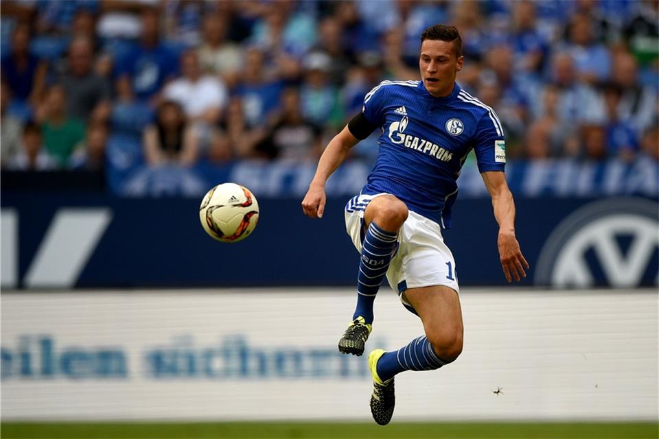 Schalkes Julian Draxler spielt den Ball am 22.08.2015 in der VeltinsArena in Gelsenkirchen.