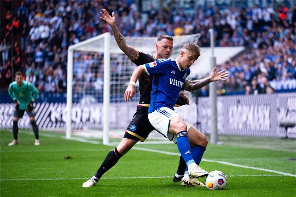 Schalkes Keke Topp (r) und Karlsruhes Marcel Franke kämpfen um den Ball.