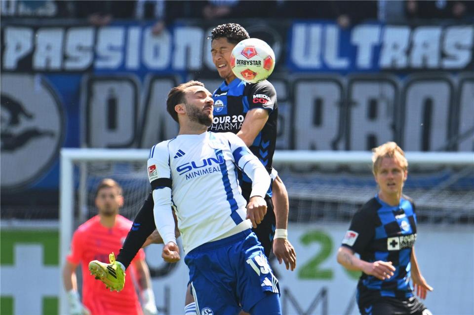 Schalkes Kenan Karaman im Duell mit Paderborns Santiago Castaneda. Swen Pförtner/dpa