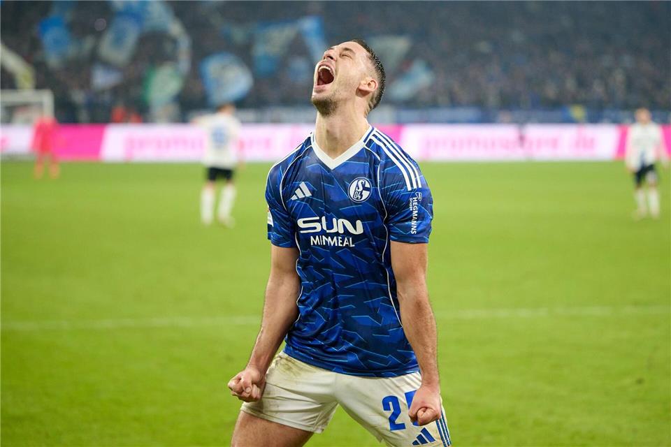 Schalkes Nikola Katic feiert auch gelungene Grätschen ausgelassen.Bernd Thissen/dpa